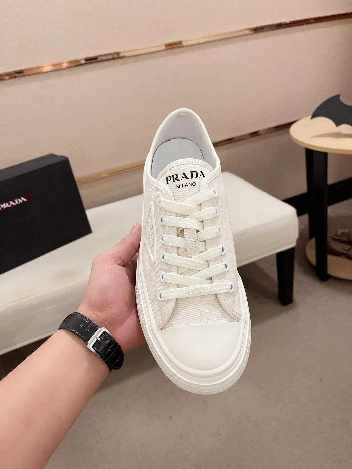 Men's shoes 💰 580💰 ✔️✔️✔️High-quality new PRADA counters are launched at the same time. The new men's shoes and 😘fabrics are selected from first-layer cowhide and are made by pure handicrafts. Lining: Full cowhide lining. 👍🏿 High-end ☄️ air-cushion molded anti-slip rubber outsole, exquisite lines, simple and elegant, comfortable and high-end for leisure travel. Code number: 38 to 44 (45 can be customized)